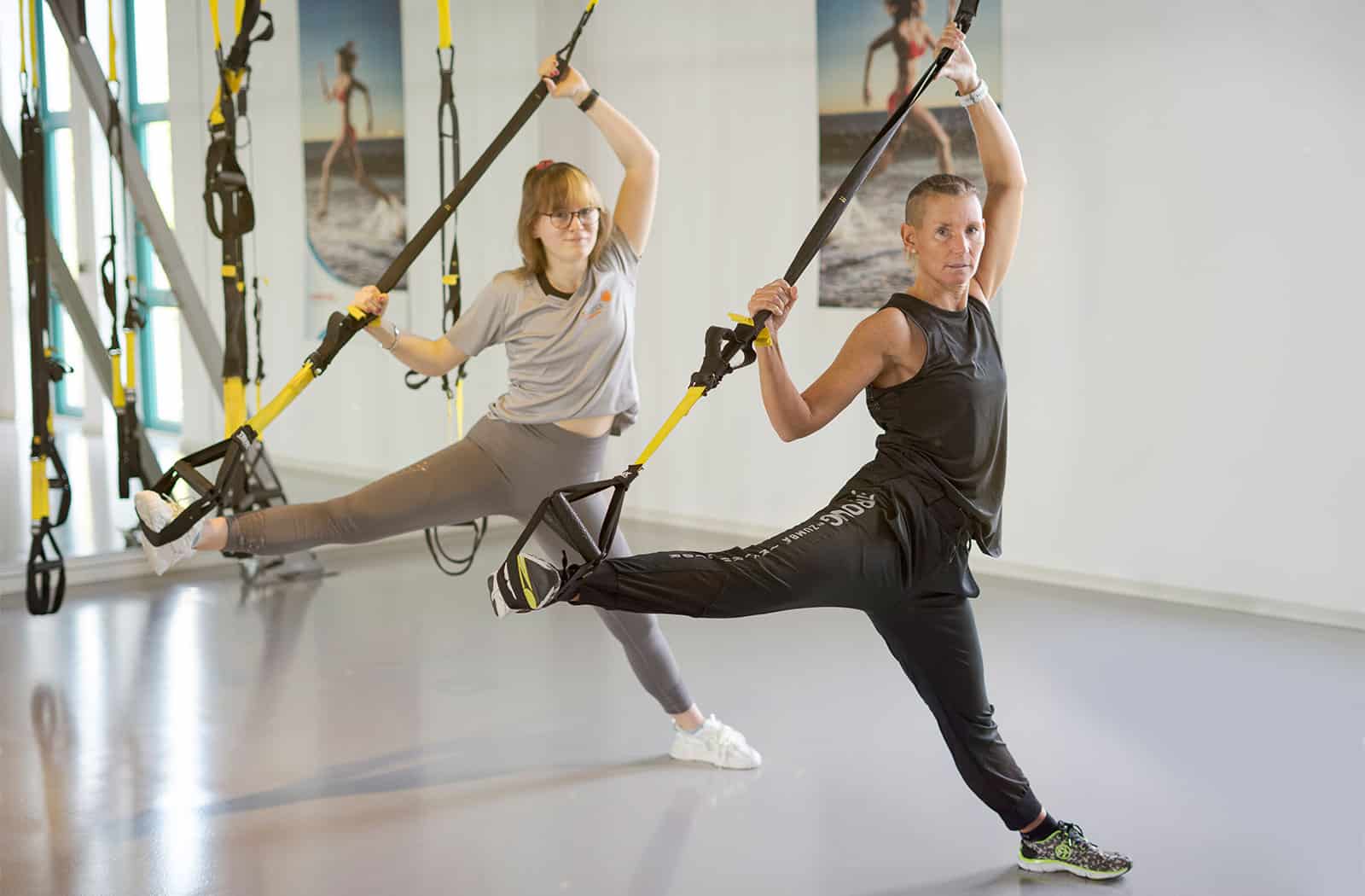 Die Schlingen des TRX Suspension Systems unterstützen den Sportler beim ausführen yogatypischer Posen. Ergänzt werden die gymnastischen Elemente durch kräftigende Übungen.