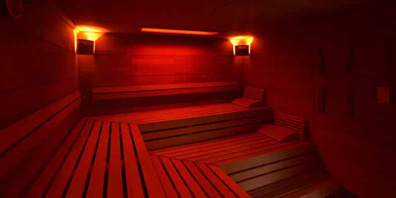 Der Gang in die Sauna hilft bei der Regeneration nach einem Ganzkörpertraining in der Fitnesslounge.